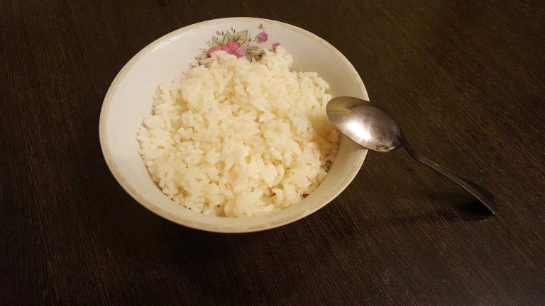 Каша рисовая на воде рассыпчатая в кастрюле