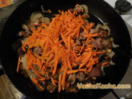 мясо грибы и лук с морковью